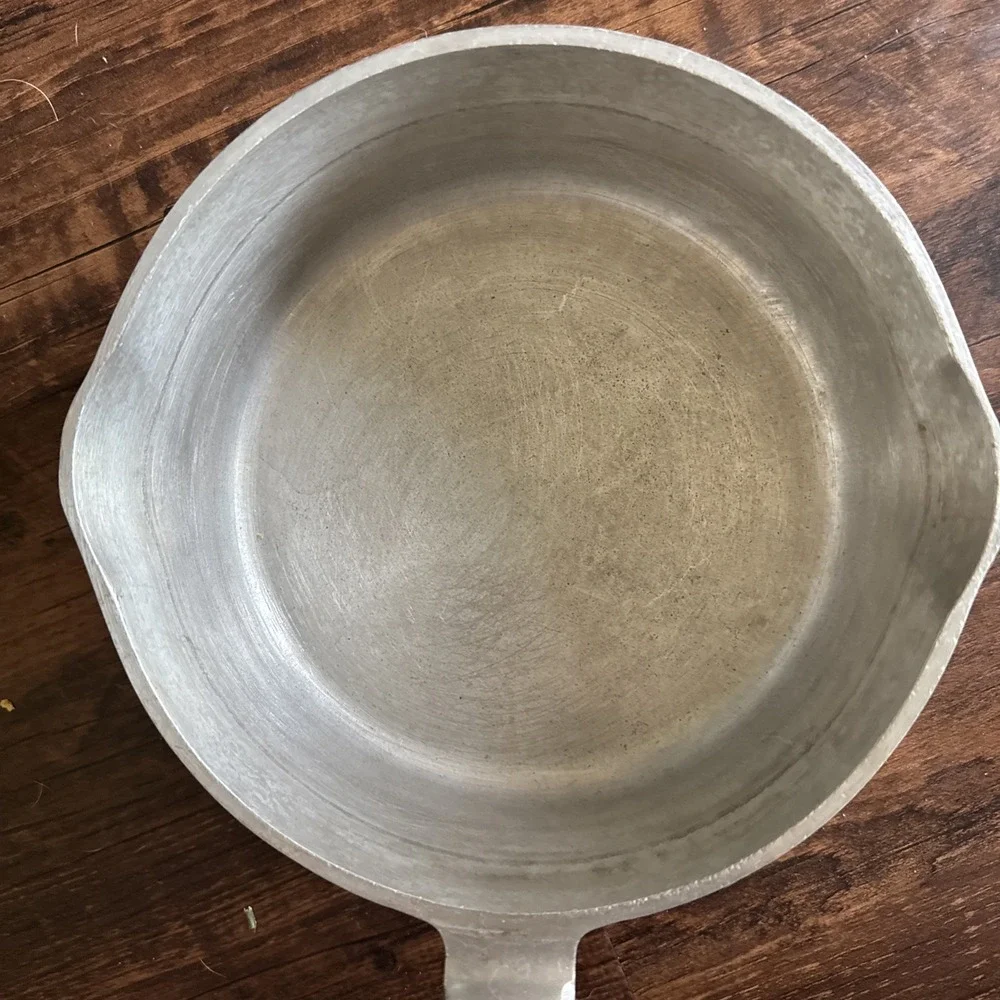 Vintage Magnalite GHC 2 1/2 Quart Double Spout Sauce Pot W/Lid. USA. Bakelite